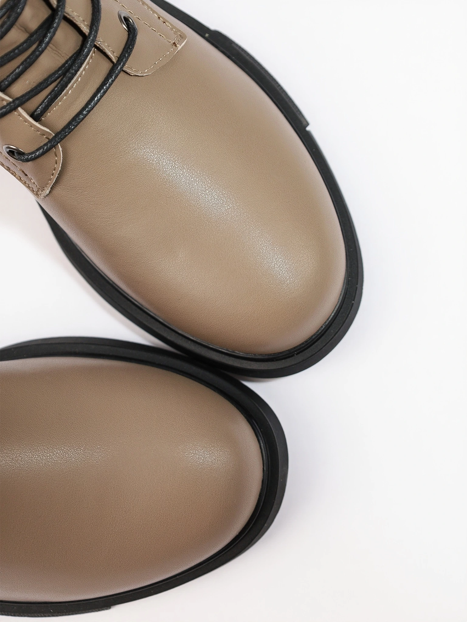 Ботинки-дерби бежевого цвета из натуральной кожи